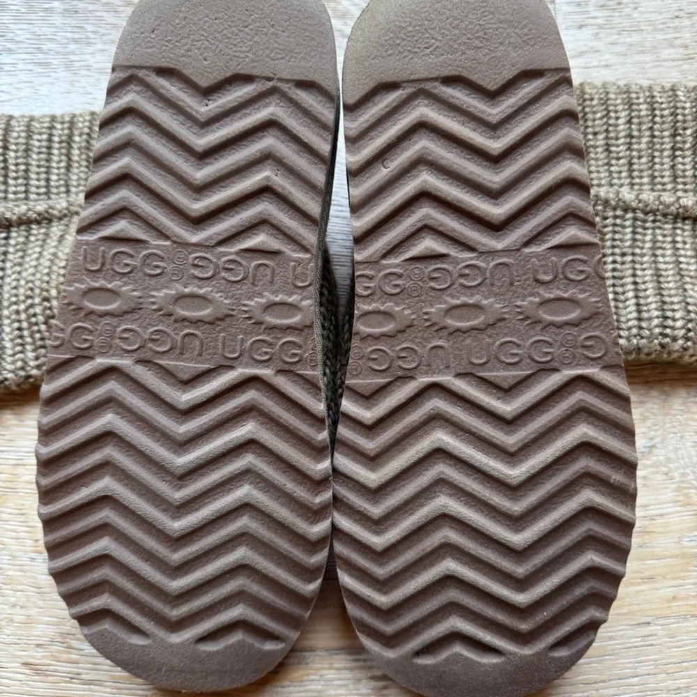 🔥UGG sz 7🔥CLASSIC CARDY SWEATER boots TAN price firm!